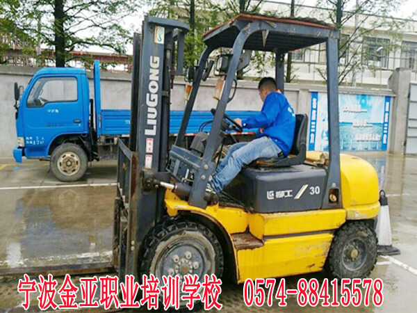 金亚学校叉车学员在实操练习