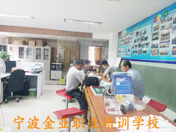 挖掘机专业火热报名中