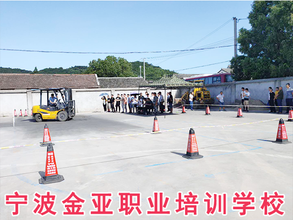 7月份叉车证件考核顺利开班