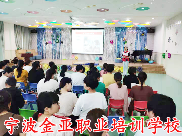 红十字急救员培训开班
